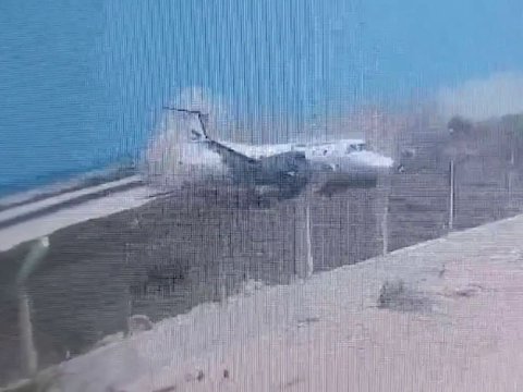 Momen Mengerikan Pesawat Komersil Tergelincir di Somalia, Tabrak Pagar Bandara Sampai Kokpit Hancur