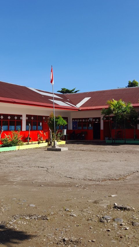 Bagian depan sekolah berhadapan langsung dengan tembok pembatas Taman Makam Pahlawan, Kecamatan Padang Utara, Kota Padang. Kemudian di sampingnya juga terdapat SD Negeri 15 dan bagian belakangnya juga berhadapan dengan Pantai Padang.