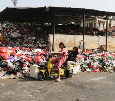Terlihat kondisi sampah yang meluber ke jalan di Tempat Pembuangan Sampah Sementara (TPSS), Pancoran Mas, Depok, Jawa Barat, Kamis (13/7/2023).