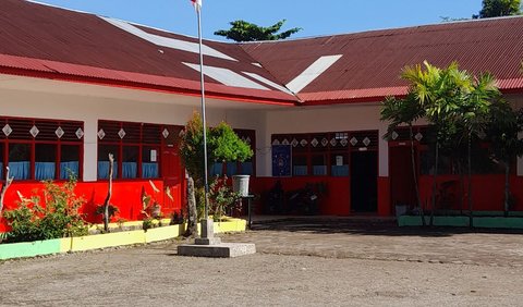 Menurut Riri, faktor lainnya juga dipicu karena letak sekolah yang juga berada di daerah rawan tsunami dengan jarak batu grib Pantai Padang hanya melewati 3 unit rumah dari bangunan sekolah.