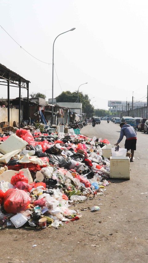 FOTO: Memprihatinkan, Kondisi Sampah di TPSS Depok Meluber ke Jalan dan Timbulkan Bau Menyengat