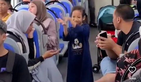 Masih dalam video yang sama, terlihat ada penumpang yang anak-anak yang asik menari-nari di dalam kereta. Aksi ini pun mendapat perhatian dari beberapa penumpang kereta.