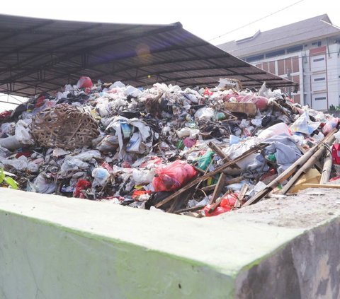 TPA Cipayung yang kelebihan kapasitas menjadi penyebab sampah-sampah itu menumpuk hingga meluber ke jalan raya.