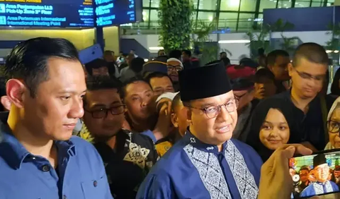 Selain relawan, Anies juga disambut Ketua Umum Partai Demokrat Agus Harimurti Yudhoyono di Bandara.