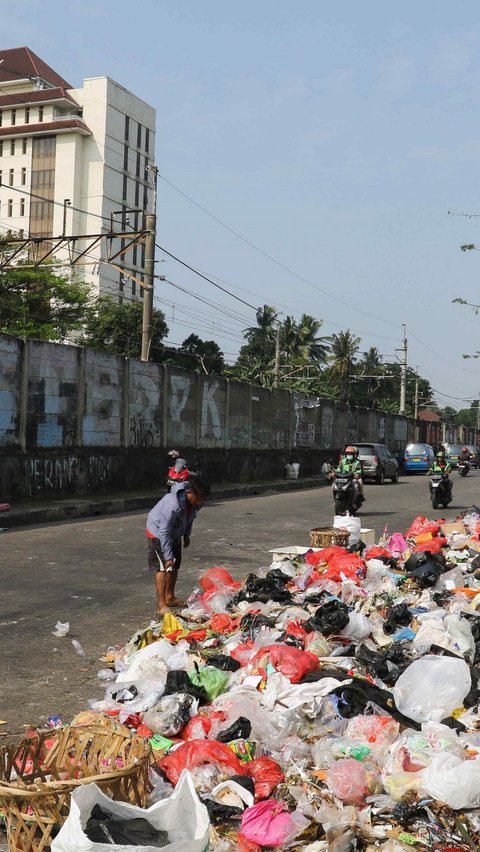 Tempat Pembuangan Sampah Sementara di beberapa wilayah juga tak mampu menampung volume sampah yang kian hari bertambah setiap harinya.