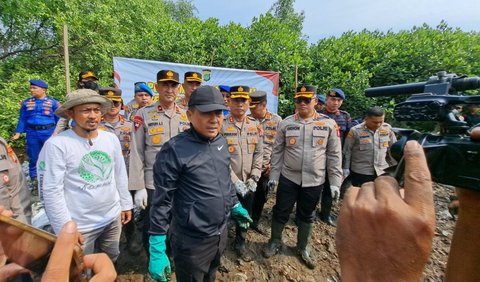 Walaupun saat ini pihaknya telah mengerahkan 350 personel gabungan untuk secara bersama-sama membersihkan sampah di kawasan mangrove. Namun, hal itu disadari tidak bisa langsung menyulap lokasi tersebut bersih tanpa sampah.