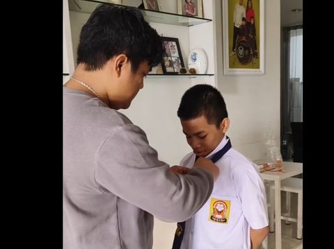 Tak Terasa Alwi Sudah Masuk SMA, Posan Pasangkan Dasinya