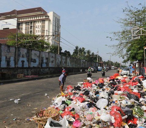 Kondisi sampah-sampah di sana terlihat berserakan hingga memakan setengah badan jalan di kawasan Pancoran Mas.