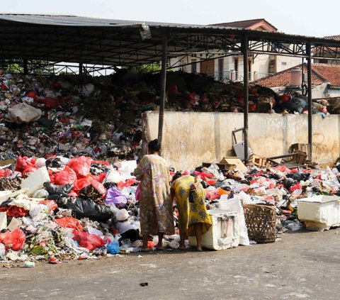 Terlihat sejumlah warga beraktivitas di Tempat Pembuangan Sampah Sementara (TPSS) yang lokasinya berada di belakang Balai Kota Depok.