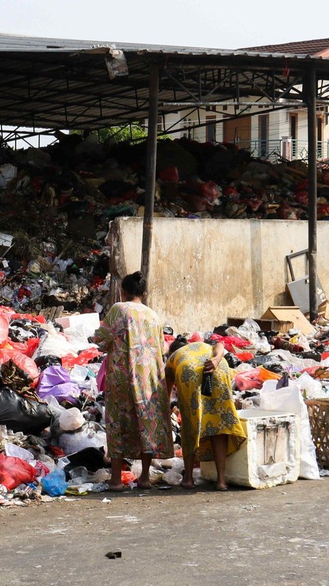 Kondisi Tempat Pembuangan Sampah Sementara (TPSS), Pancoran Mas, Depok yang terlihat menggunung dan meluber ke jalan.