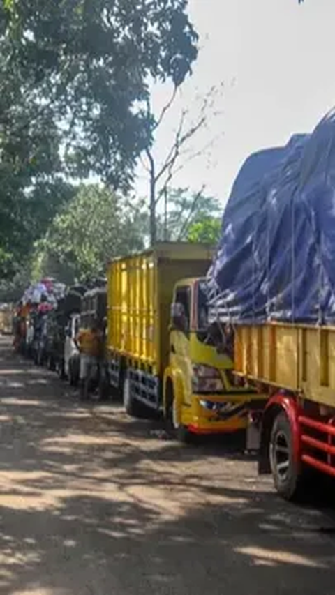 Antrean truk sampah ini sudah sejak beberapa hari terjadi. Penyebabnya diduga kolam penampungan sudah tidak mampu lagi menampung sampah.