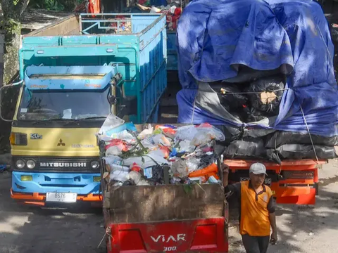 TPA Cipayung Penuh, Truk Pengangkut Sampah Harus Antre hingga Belasan Jam