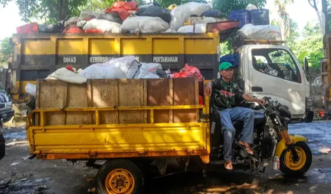 Setelah antre hingga berjam-jam, Jidan terpaksa meninggalkan truknya  lalu kembali lagi ke TPA Cipayung hari ini.