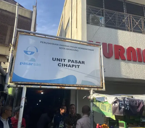 Presiden Jokowi mengunjungi pasar Cihapit dalam rangkaian kunjungannya di Bandung. <br /><br />Di pasar Jokowi bertemu pedagang sepuh yang miliki cerita unik.