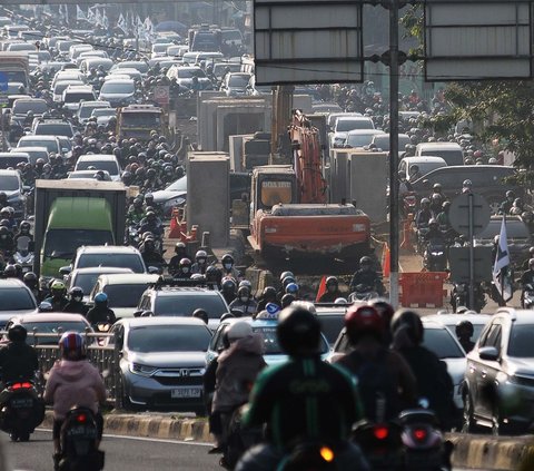 Antrean kemacetan kendaraan yang terjadi di Jalan Kyai Haji Abdullah Syafei terpantau mengular imbas adanya pengerjaan proyek drainase di kawasan tersebut.