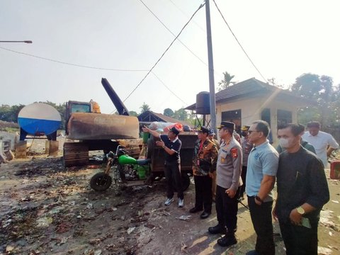 TPA Cipayung Penuh, Truk Pengangkut Sampah Harus Antre hingga Belasan Jam