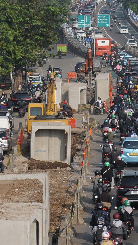 Beberapa beton dari drainase terlihat sudah siap diangkai dan pendam ke dalam tanah. Drainase itu diharapkan dapat memperlancar saluran air saat hujan.