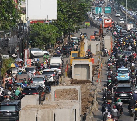 Beton drainase yang berada di tengah Jalan Kyai Abdullah Syafei yang siap dirangkai. Proyek drainase ini dibuat untuk mampu melancarkan saluran air agar tak lagi ada genangan air.