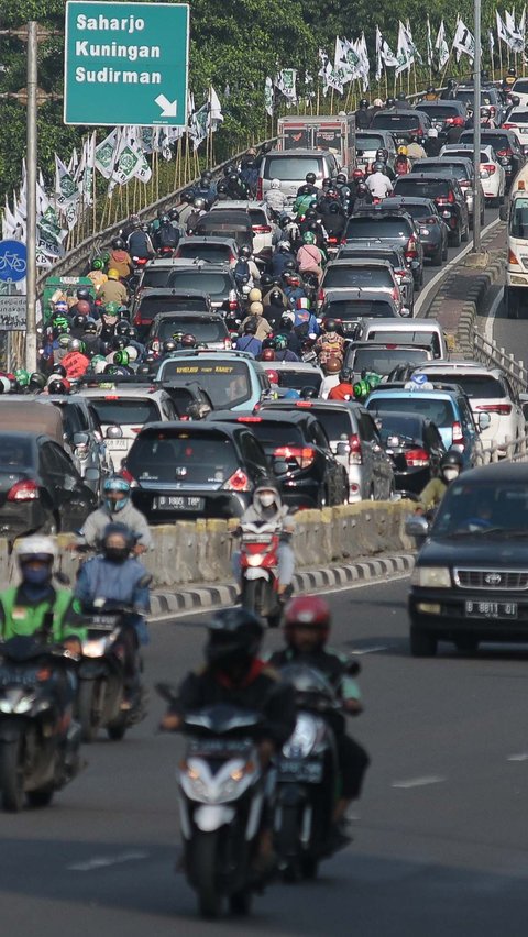 Kendaraan roda empat dan roda dua yang terpantau berjalan lambat saat melintas di Jalan Kyai Haji Abdullah Syafei yang tengah dilakukan pengerjaan proyek drainase.