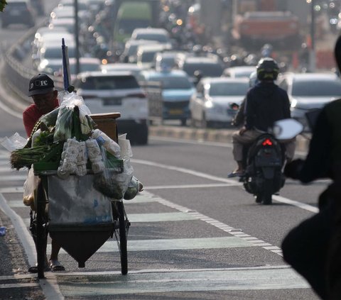 Kondisi ini membuat pedagang kaki lima terpaksa mengambil jalan melawan arah agar bisa menghindari kemacetan di Jalan Kyai Haji Abdullah Syafei.