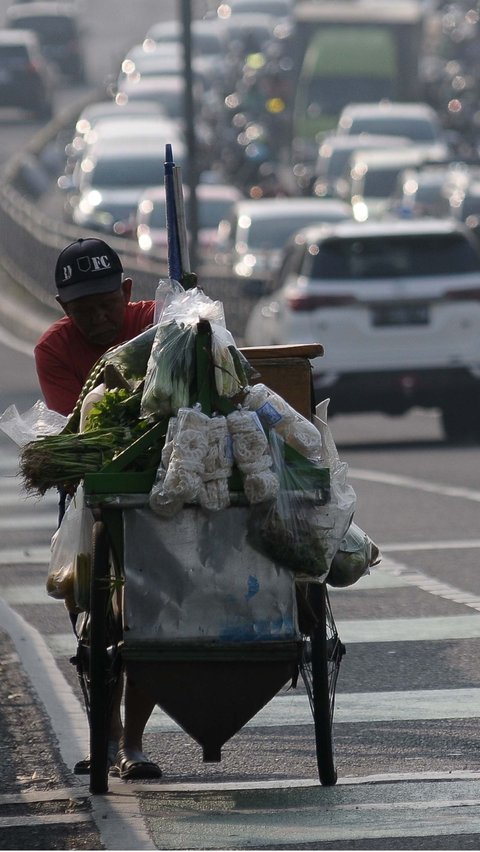 Dengan kenekatannya mereka terpaksa melintasi jalur melawan arah untuk mempersingkat waktu tempuh sekaligus menghindari macet di Jalan Kyai Haji Abdullah Syafei.