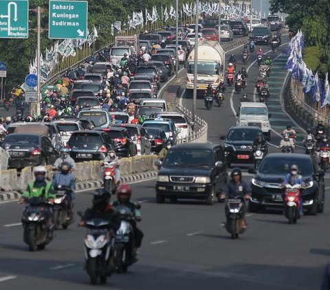 Terpantau kemacetan lalu lintas yang mengular imbas proyek drainase di Jalan Kyai Haji Abdullah Syafei.