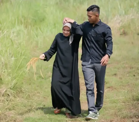 VIDEO:  Fahmi Bakar Undangan Resepsi Pernikahan dengan Anggi- Terima Kasih Atas Semua yang Diberikan