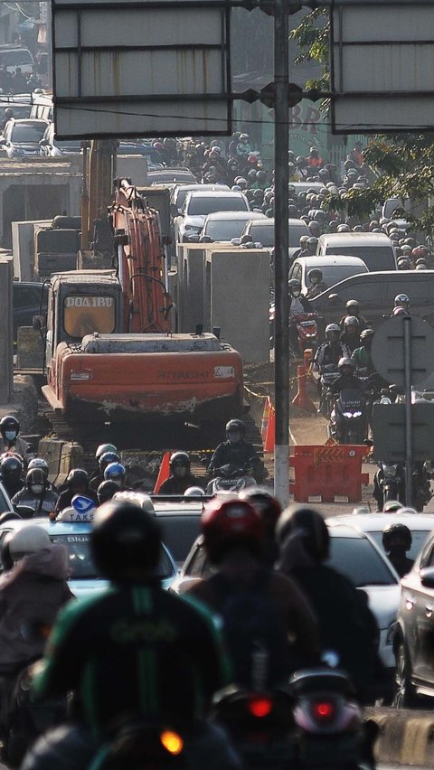 FOTO: Proyek Drainase Bikin Jalan Kyai Haji Abdullah Syafei Macet Parah