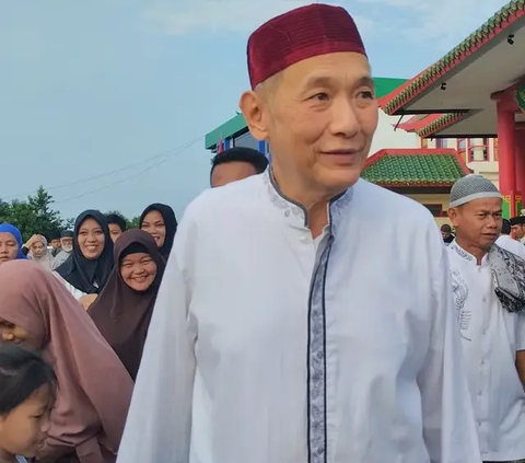 Presiden Jokowi telah meresmikan Tol Cisumdawu, Selasa 11 Juli. Sejumlah menteri, gubernur Jawa Barat dan bupati Sumedang juga hadir.<br /><br />Rupanya ada cerita dari sang pemilik jalan tol Jusuf Hamka. Awalnya Jusuf menunggu Jokowi di pintu tol Ujung Jaya.