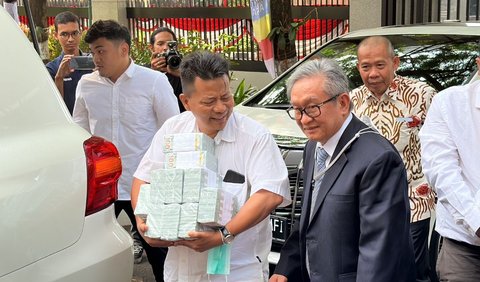 Kuasa Hukum terdakwa korupsi BTS 4G BAKTI Kominfo Irwan Hermawan, Maqdir Ismail mengaku dikirimi uang senilai Rp27 miliar dalam bentuk dollar Amerika.