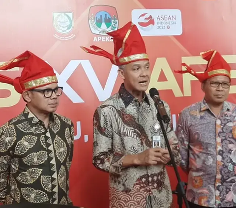 Gubernur Jawa Tengah dan Bacapres 2024, Ganjar Pranowo menghadiri rakernas Apeksi yang akan juga dihadiri Prabowo dan Anies. Ganjar pun ditanya mengenai pandangannya mengenai sosok Praboeo dan Anies.