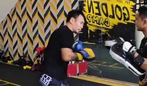 Dikutip melalui akun instagram @rudygoldenboy, terlihat atlet mantan atlet mixed martial arts (MMA) dengan kemeja turun dari mobilnya.