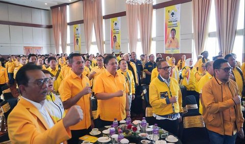 Gandung menegaskan, semua DPD Partai Golkar di Indonesia tetap setia pada kepemimpinan Airlangga. <br /><br />Gandung menyatakan, mesin partai di daerah sekarang ini sedang bekerja keras menggalang dukungan rakyat untuk memenangkan pemilu 2024.