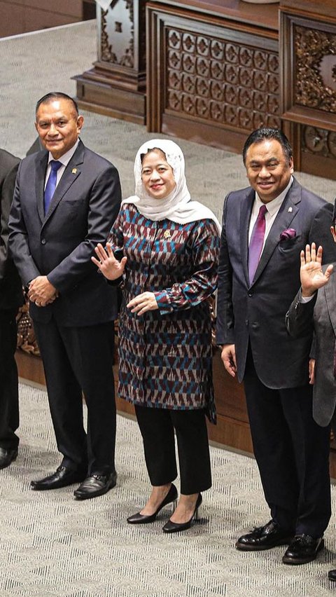 Termasuk ketika memimpin rapat paripurna DPR, pada Kamis (13/7/2023). Puan tampak mengenakan kerudung putih. Simak foto-fotonya!