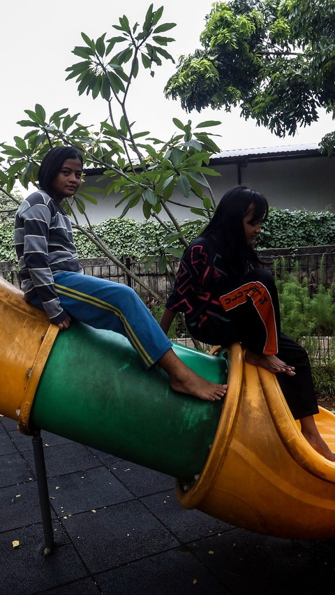 Meski pudar dan kotor, namun tidak menyurutkan niat anak-anak untuk tetap menggunakan RPTRA yang berada di Petukangan Utara tersebut menjadi tempat bermain.