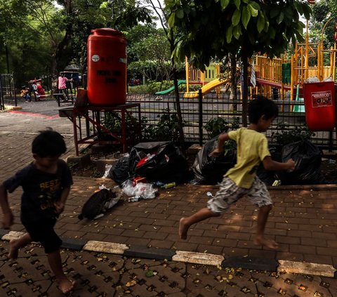 Selain itu, kurangnya kesadaran masyarakat setempat membuat sampah-sampah yang dibuang di RPTRA Berseri tidak pada tempatnya.