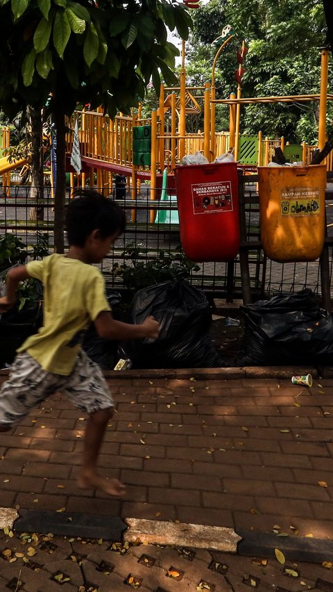 Hal itu dikarenakan tempat sampah yang tersedia di RPTRA tersebut sudah tidak sanggup menampung jumlah sampah lebih banyak lagi.