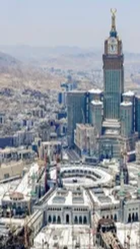 Ayah tiga anak ini bercerita bahwa inspirasi bentuk bangunan kantor desa itu adalah Tower ZamZam di Makkah. Ia melihat bangunan itu saat menunaikan ibadah haji pada 2016.