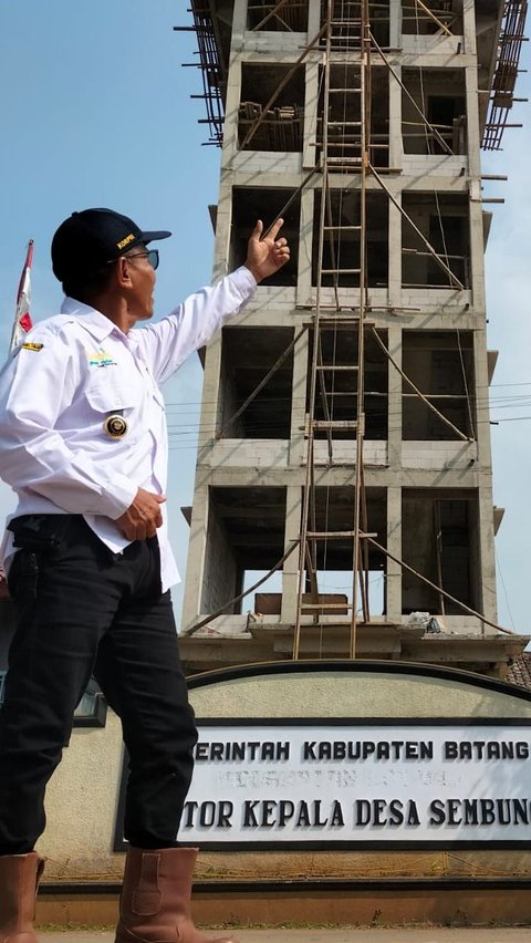 Bangunan kantor desa yang sedang dibangun ini berukuran 6 meter kali 6 meter untuk lantai 1 hingga 7. Lalu khusus lantai 8 berukuran 8 meter x 8 meter.