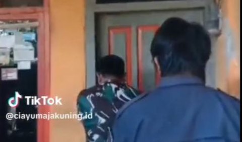 Dikutip lewat akun twitter @aeeifab yang membagikan potongan video detik-detik penggerebekan.