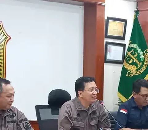 Tim Kejagung menggeledah menggeledah PT RMKN di Jalan Praja Dalam D Nomor 52 Kebayoran Lama, Jakarta Selatan.