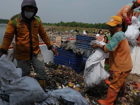 FOTO: Viral di Medsos, Ini Penampakan Tumpukan Sampah di Pantai Mangrove Muara Angke yang Bikin Miris