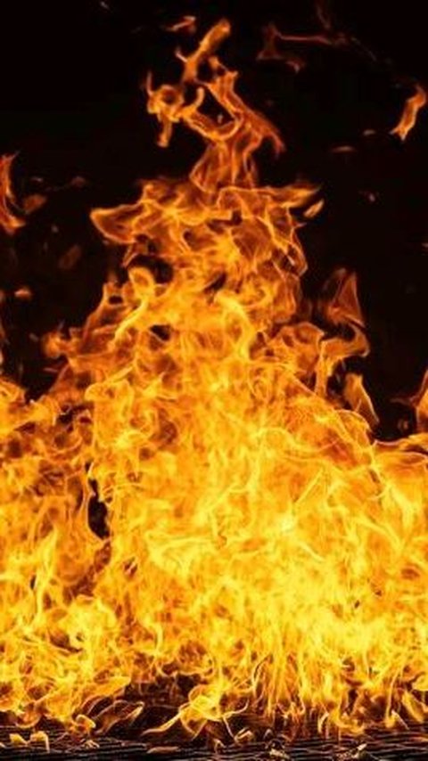 Seorang bocah berusia 8 tahun di Semarang diduga dibakar teman sepermainannya. Dia mengalami luka bakar cukup parah di punggung hingga kaki.