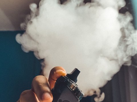 Apakah Vape atau Rokok Elektrik juga Timbulkan Dampak Serupa Rokok pada Gigi dan Mulut?