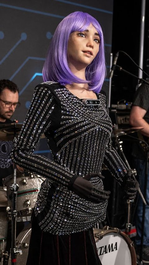 Tapi Desdemona, penyanyi robot bintang rock di band Jam Galaxy dengan rambut ungu dan payet, memberikan pernyataan lebih menantang.