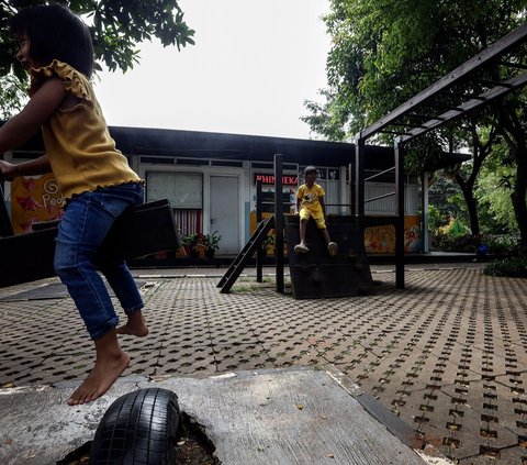 Mereka terlihat ceria mencoba semua permainan yang tersedia di RPTRA Berseri, Petukangan Utara.