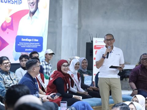 Menparekraf Sandiaga Uno memberikan beasiswa wirausaha pada ratusan milenial Makassar di Pelatihan Digitalpreneurship inisiasi Sandination.