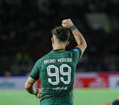 Pelatih Persebaya, Aji Santoso, mempersiapkan anak asuhnya agar bisa tampil maksimal dalam pertandingan melawan PSIS Semarang pada Jumat (14/7/2023). Ia memberi wejangan kepada para pemain Persebaya untuk mengantisipasi lawan.