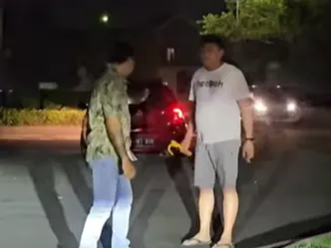 Bagaimana tidak, pengemudi mobil tersebut dengan pede menantang atlet MMA Rudy Golden Boy setelah cekcok di jalanan.