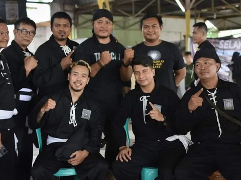 Pemobil Arogan ini Salah Pilih Lawan di Jalan Raya, Tantang Ribut Eks Atlet MMA Langsung Dibikin KO